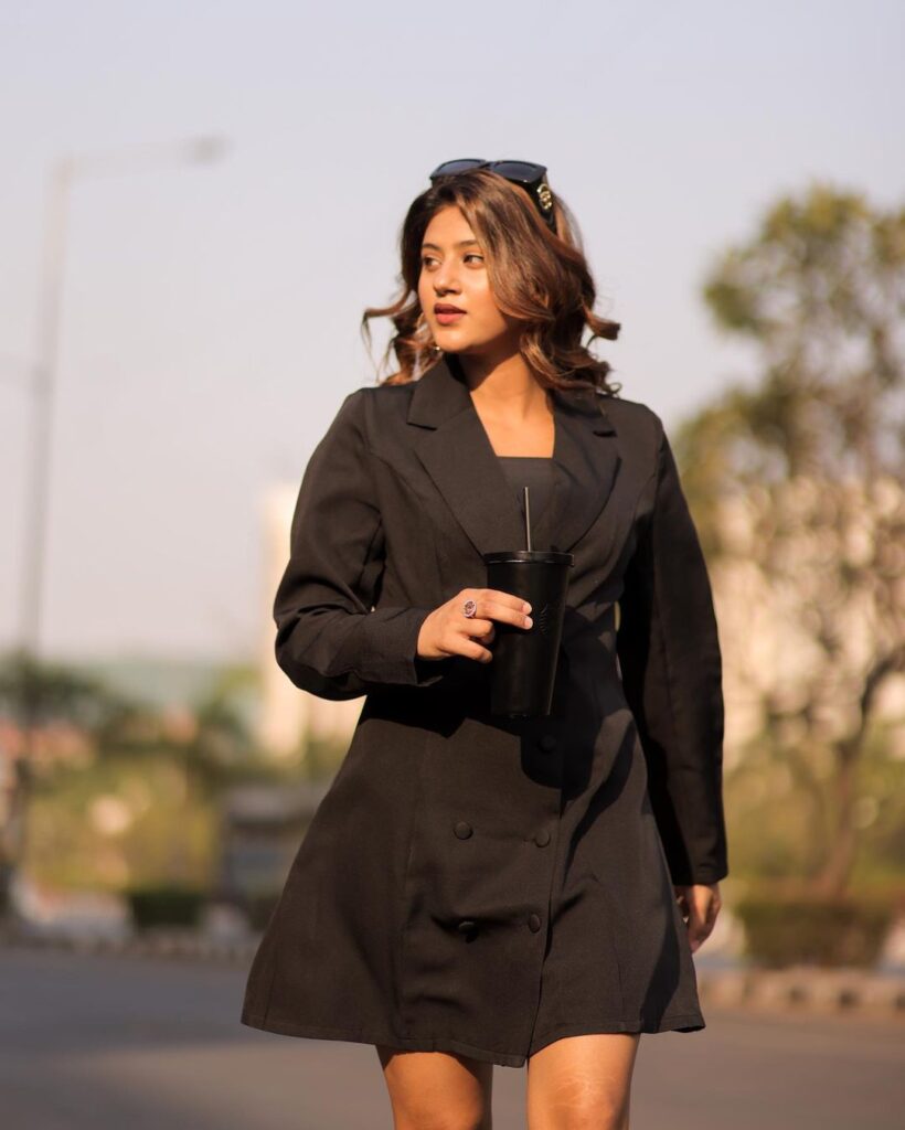 Anjali Arora Pic: अंजलि अरोरा ने ब्लैक ड्रेस में दिखाई खूबसूरती की अदाएं।