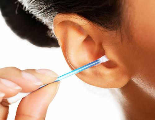 Health: ऐसे कान साफ करने से हो सकता है बड़ा ख़तरा, ऐसे बरते सावधानी।