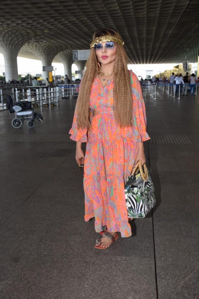 Rakhi Sawant Airport Look: फ्लोरल ड्रेस में एअरपोर्ट पर बालो को लहराती दिखी राखी सावंत