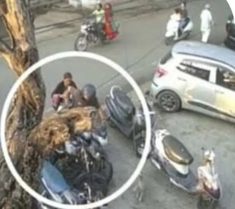 Ujjain Update: दिन के समय दिन दहाड़े बाइक से बैट्री की चोरी, सीसीटीवी में कैद