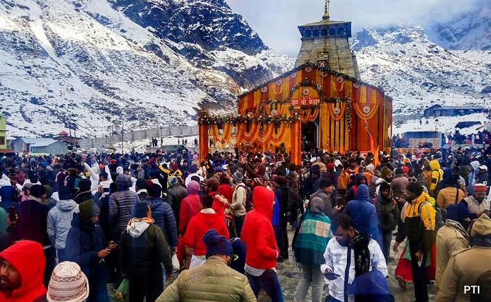 Kedarnath Dham: केदारनाथ और बद्रीनाथ में भारी बर्फ़बारी, श्रद्धालुओं को रोका