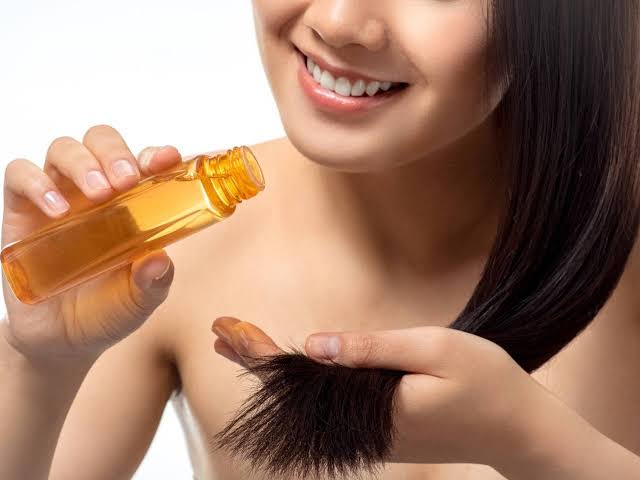 Hair Care Tips: गर्मी में होने वाले चिपचिपे बालो की समस्या को कर सकते है दूर, यह है उपाय