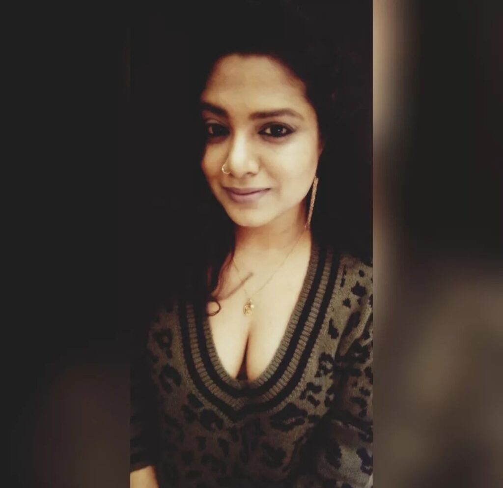 Kavita Bhabhi ने ब्लैक शर्ट पहनकर दिखाया अपनी खूबसूरती का जलवा