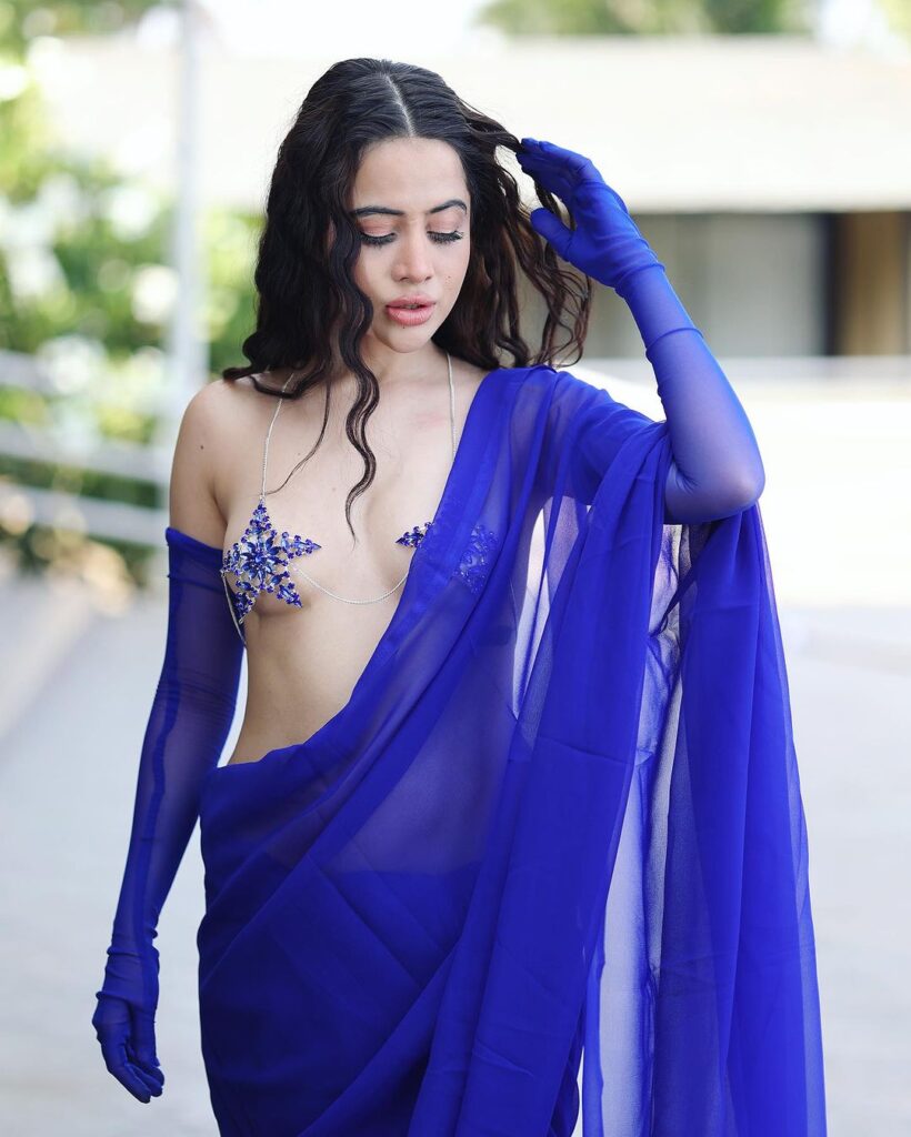 Urfi Javed ने ब्लू कलर की ड्रेस में ये क्या दिखा दिया, देखते रह गए फेन्स