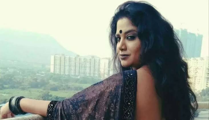 Kavita Bhabhi ने खुले बालो में ली सेल्फ़ी, दिखाई नशीली आँखो से खूबसूरती