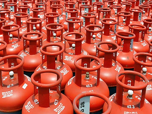 LPG Cylinder Price: 1 अगस्त से ही मिल गया नया तोहफा, 100रु सस्ता हुआ गैस सिलेंडर