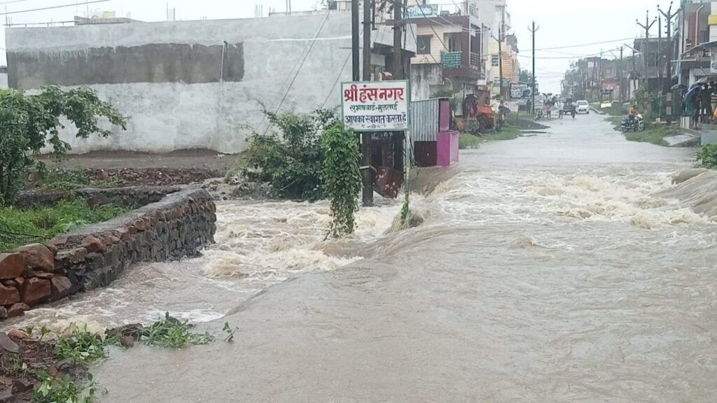 Multai news today: मुलताई में तूफानी बारिश, पारेगांव रोड पर उफनते नाले में बहा 1 व्यक्ति, पानी में डूबी कार