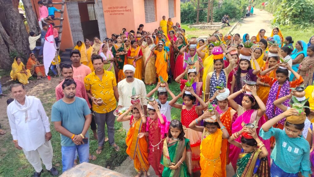 Multai News Today: ग्राम पंचायत बानूर में आज शिवलिंग की स्थापना की गयी, जिसमे ग्राम बानूर के जेष्ठ बुजुर्ग महिलाएं युवा बच्चे शामिल हुए।