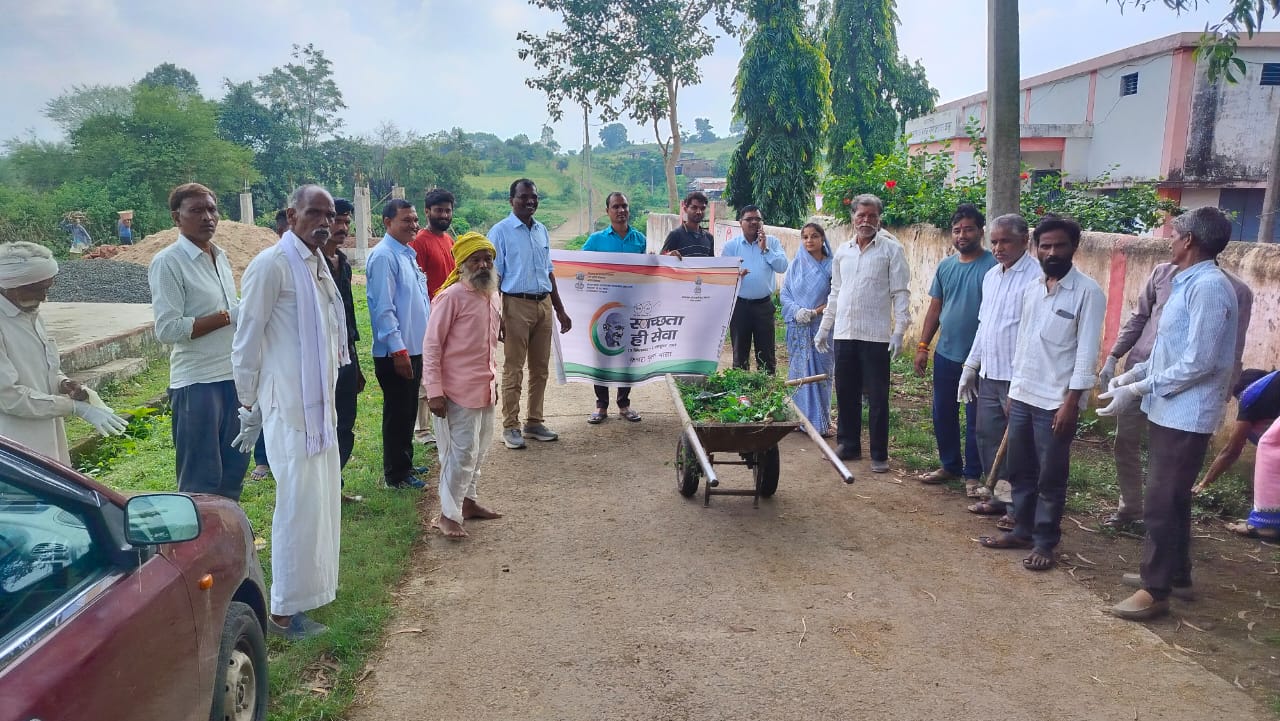 Multai News: ग्राम बानूर में स्वच्छता ही सेवा पखवाड़े के अंतर्गत कचरा मुक्त भारत के अभियान का कार्यक्रम किया गया