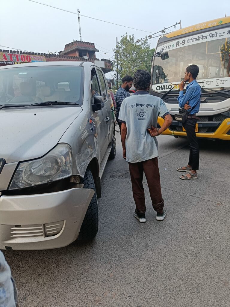 Indore News Today: तेज रफ़्तार से चल रही सिटी बस ने कार सवार को मारी टक्कर