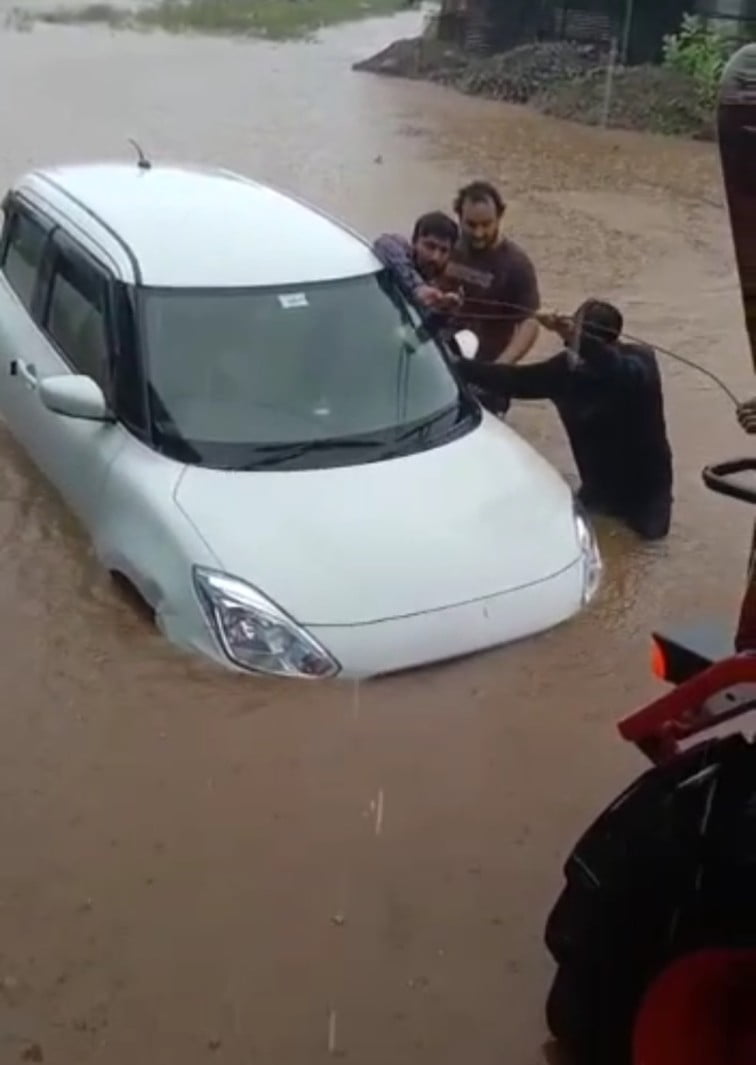 Multai news today: मुलताई में तूफानी बारिश, पारेगांव रोड पर उफनते नाले में बहा 1 व्यक्ति, पानी में डूबी कार