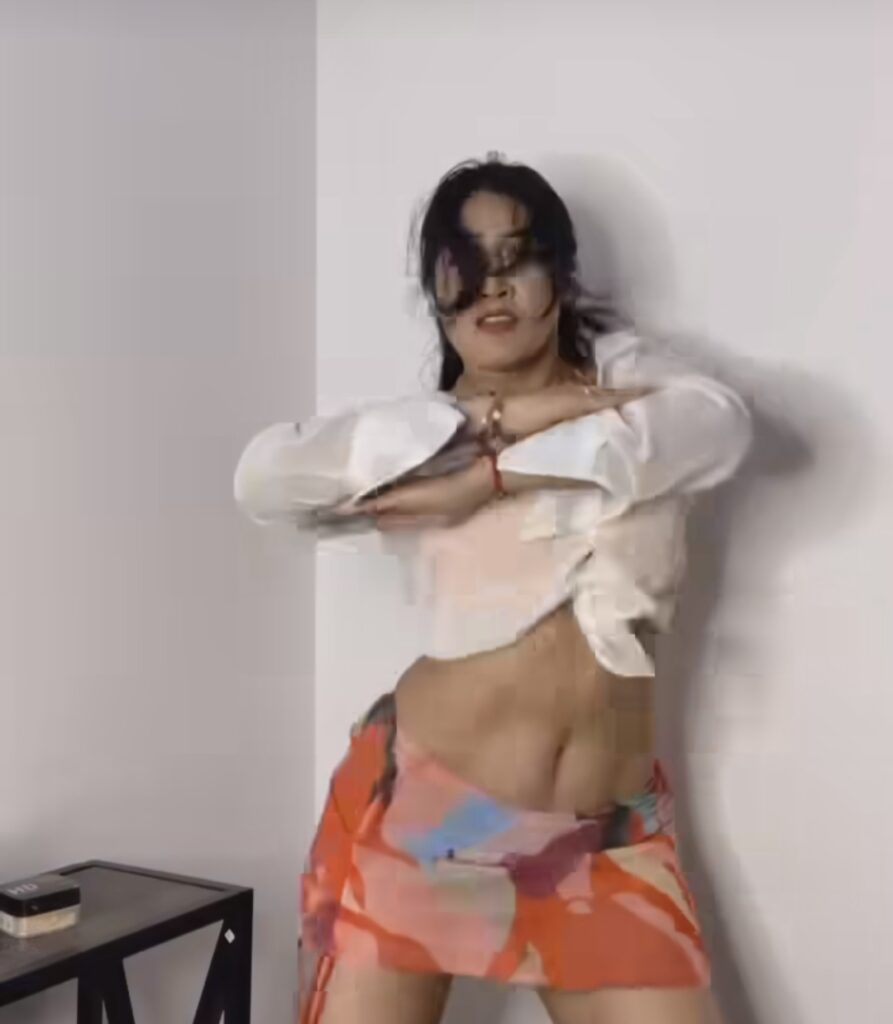 Sofia Ansari ने पहनली इस तरह की शर्ट, कैमरा बंद करना भूली