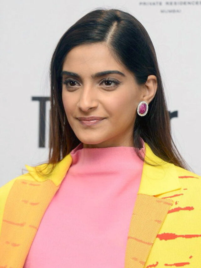 Sonam Kapoor Pics: ब्लैक पेंट सूट में दिखा सोनम कपूर का बॉस लेडी लुक,