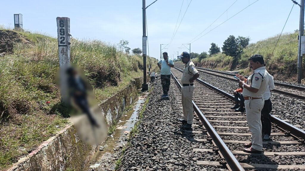Multai News : परमंडल के पास रेलवे ट्रैक पर खंबे पर लटका मिला अज्ञात व्यक्ति का शव!