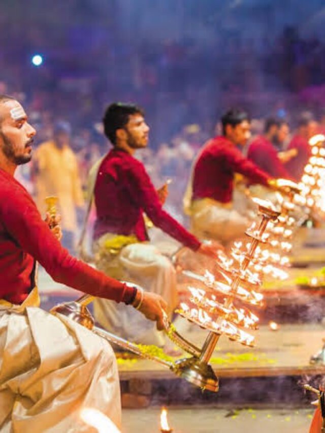 Varanasi Ganga Aarti: वाराणसी में बारिश के बीच हुई विश्व प्रसिद्ध गंगा आरती, भक्ति में झूमते दिखे श्रद्धालू, देखें तस्वीरें