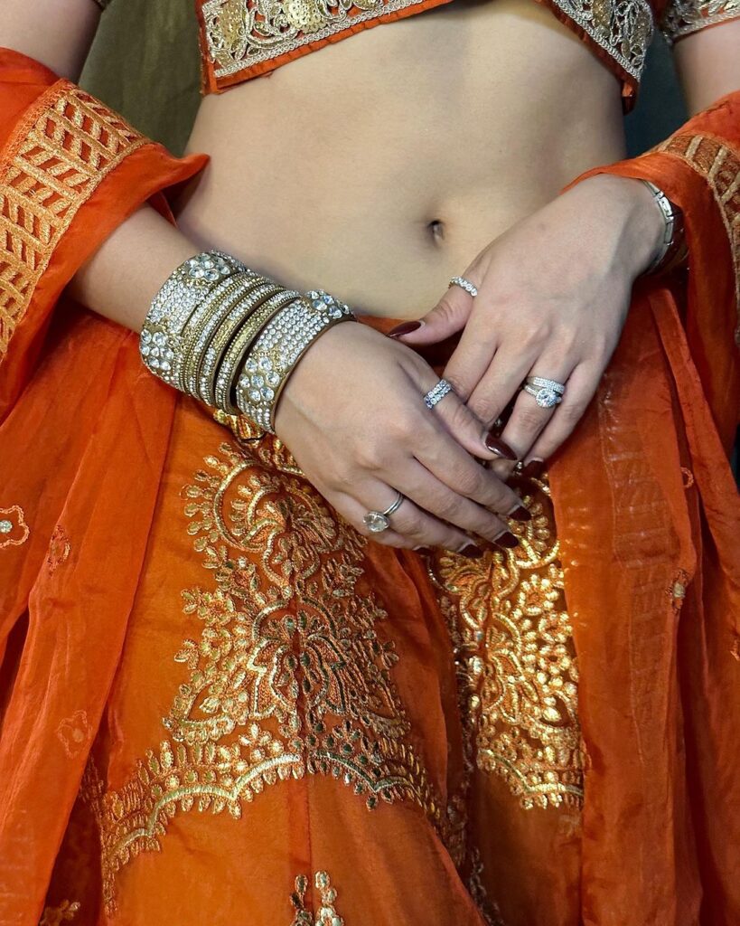 Sofia Ansari ने दीवाली पहनी कुछ ऐसे ड्रेस, बोल्ड लुक के दीवाने हुए फेन्स