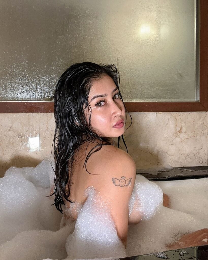 Sofia Ansari ने नहाते हुए बाथटब से शेयर की पानी में भीगी हुई फ़ोटो, पानी पानी हुए फेन्स
