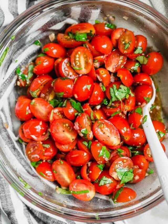 Tomato Salad Recipe: खीरे का सलाद खाने का नहीं कर रहा मन तो बनाएं टमाटर का सलाद