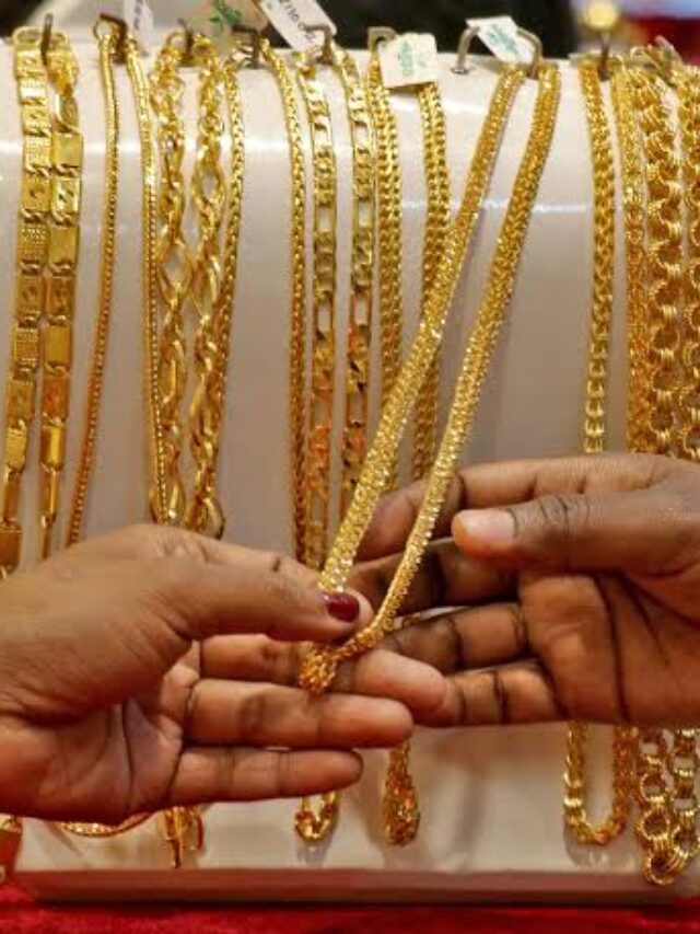 Gold Buying: बिना आधार और पैन के खरीद सकते हैं इतना गोल्ड, जान लें सोने की खरीदारी से जुड़ा यह नियम