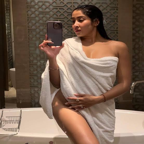 Sofia Ansari ने बाथरूम में दिखा दिया ऐसा जलवा, देखने वाले के उड़ जायेंगे होश