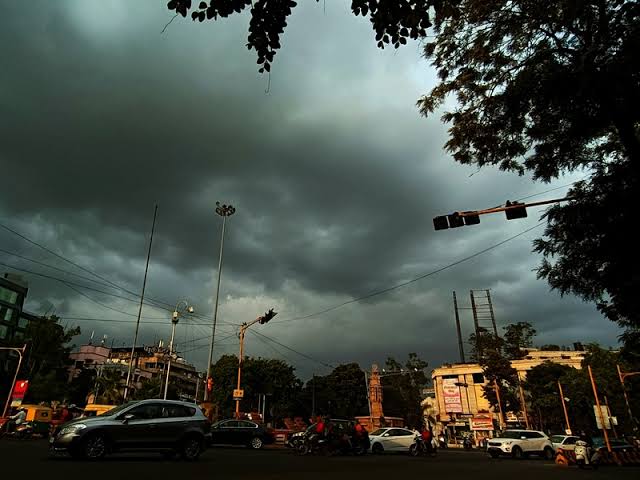 Indore weather: इंदौर में बारिश के बाद गिरने लगी कड़ाके की ठण्ड