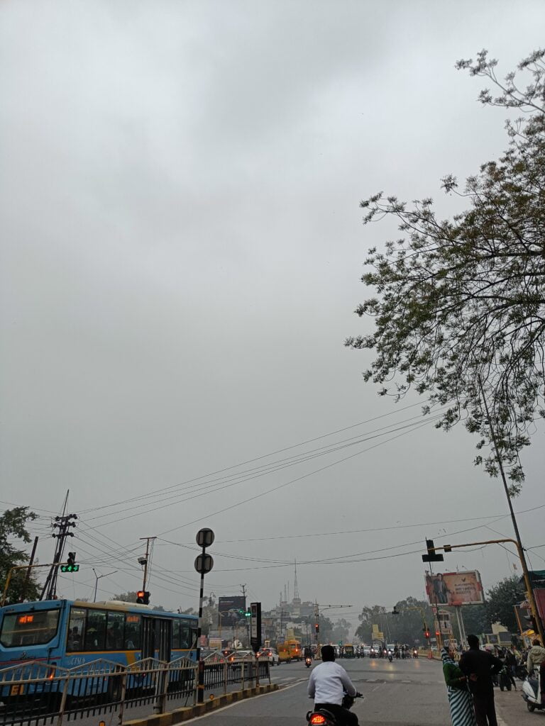 Today Indore Weather: इंदौर में दोपहर से छाया रहा कोहरा, बारिश के दिखे आसार