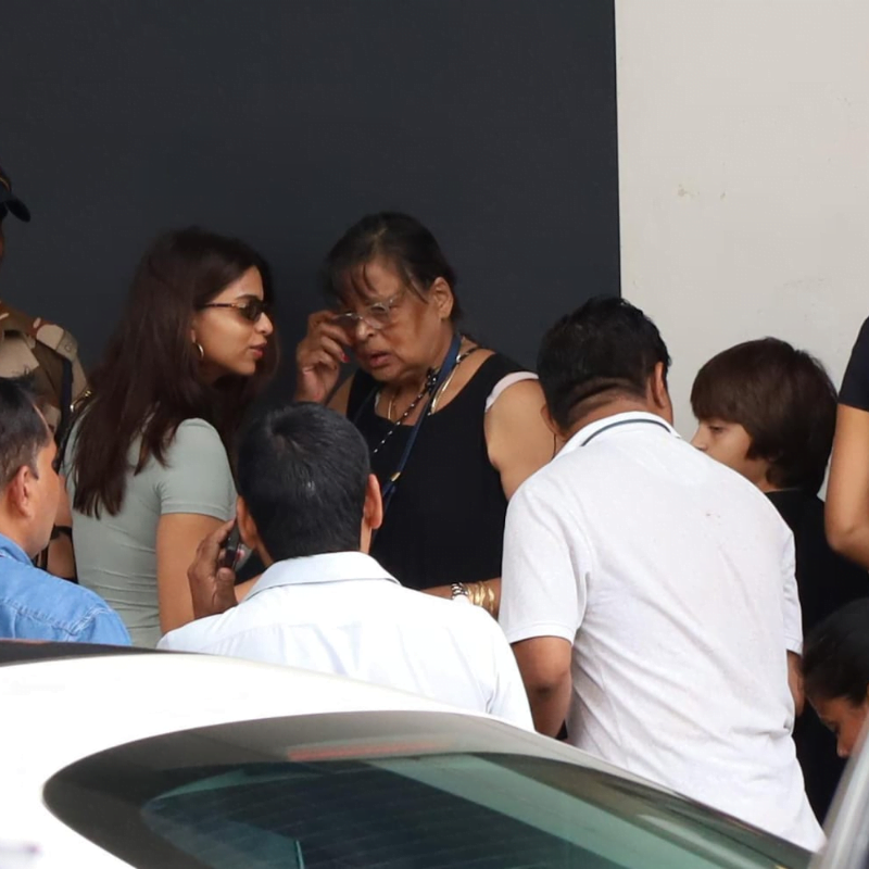 KKR Vs SRH : कोलकाता नाइट राइडर्स का मैच देखने परिवार के साथ निकले Shah Rukh Khan