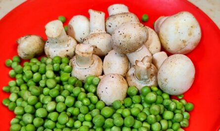 Make pea mushroom curry for lunch, the taste will be such that everyone will lick their fingers