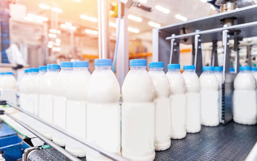 hike in milk prices: महंगाई के मोर्चे पर एक और झटका, आज से महंगा हुआ दूध, जानें प्रति लीटर कितने चुकाने होंगे ज्यादा दाम